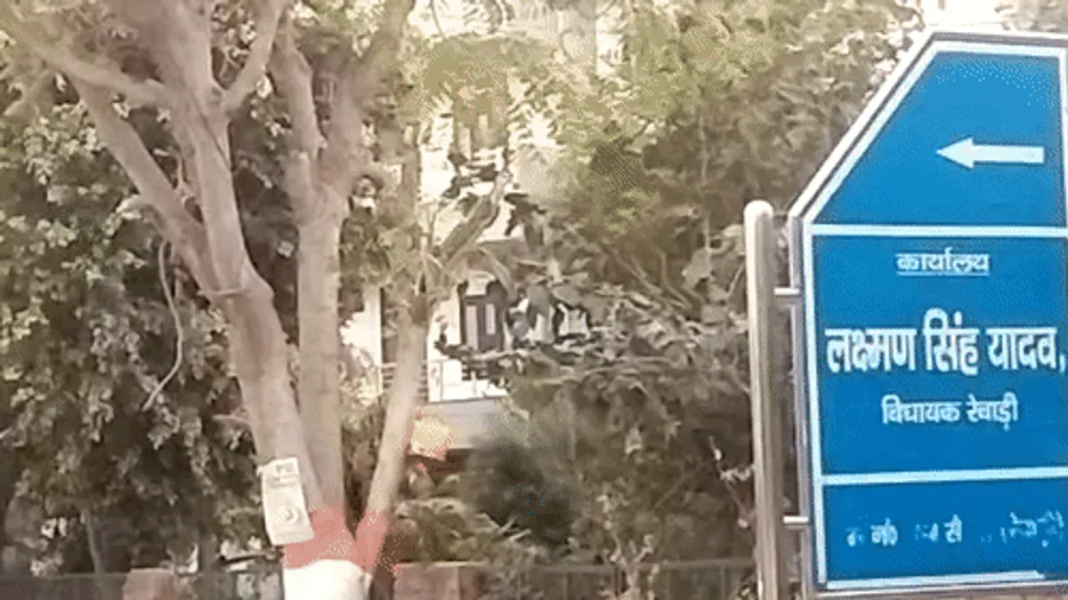 रेवाड़ी में सड़क निर्माण की गुणवत्ता पर भड़के विधायक, डेढ़ करोड़ की लागत वाली सीसी रोड से उखड़ने लगीं रोडियां